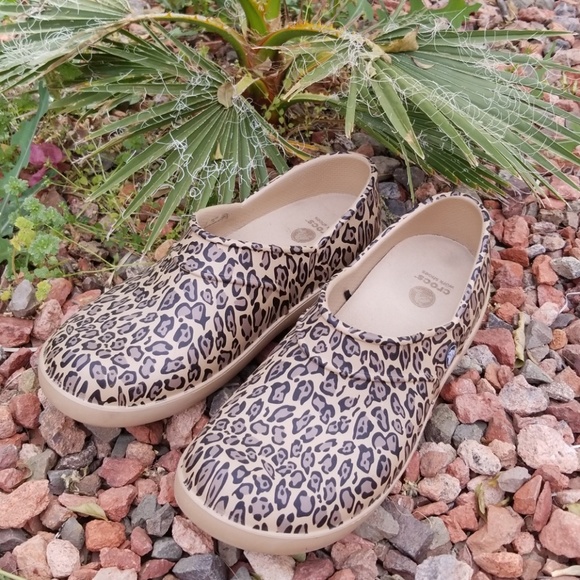 crocs neria work clog